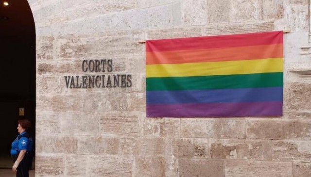 Les Corts colgarán la bandera LGTBI con la oposición de Vox, que la califica de 