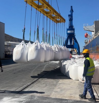 El Puerto de Cartagena acoge una operación única en España: descarga 23.000 toneladas de azúcar ensacada