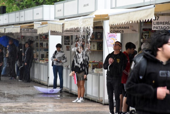 La Fira del Llibre de València hace frente a la lluvia