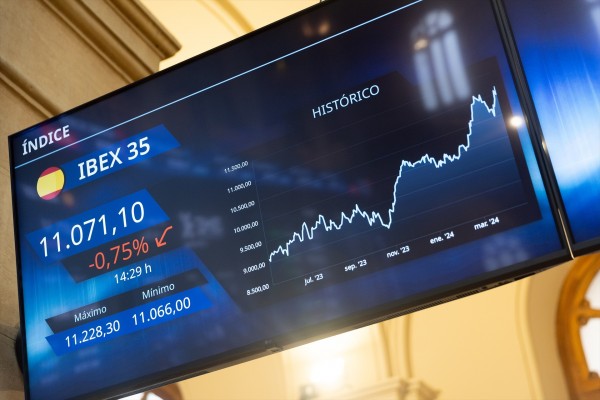El Ibex cierra el lunes cayendo un 0,48%, tras la decisión de Sánchez de seguir como presidente