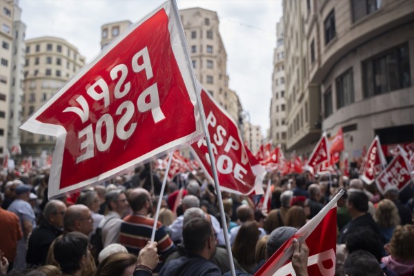 El CIS coloca al PSOE diez puntos por encima del PP tras anunciar Sánchez su periodo de reflexión