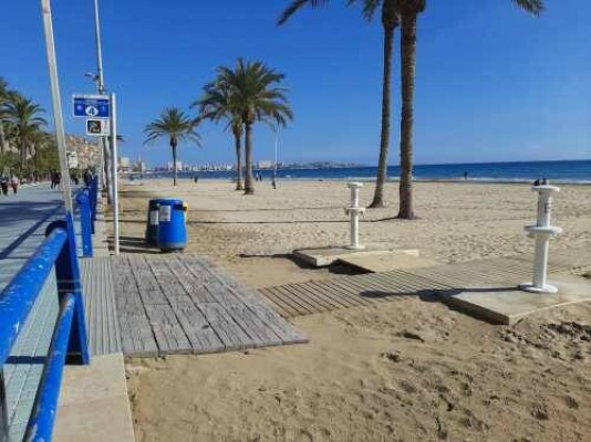 Alicante licita el mantenimiento de pasarelas y lavapiés y suma 645.000 € en servicios de playa