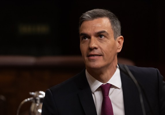 El golpe de Pedro Sánchez polariza aún más la Región: ¿Irresponsabilidad o valentía? 