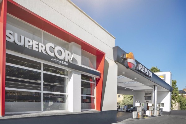 La renovada alianza entre Repsol y El Corte Inglés traerá nuevas tiendas Supercor a las gasolineras de la Región