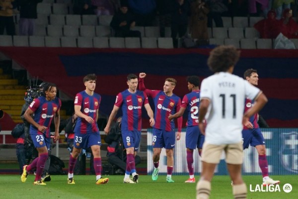 Un Valencia con diez sucumbe ante el Barça