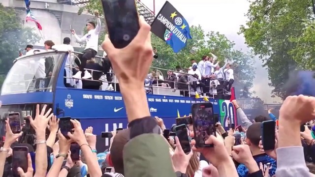 Más de 300.000 aficionados del Inter celebraron el 'Scudetto' en las calles de Milán