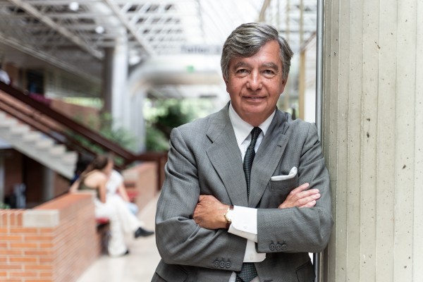 El arquitecto de la anterior ampliación del Bernabéu repasa sus trabajos en el foro de APE Grupo