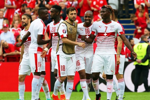 Suiza y Polonia se disputan el premio de estar en cuartos de final
