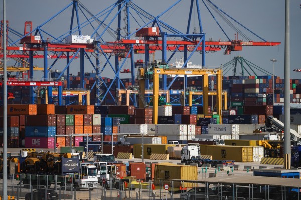 Los precios de exportaciones industriales bajan un 2,1% en marzo y los de importaciones caen un 2,6%