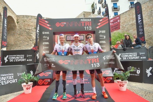 Jordi Montraveta y Zoe Leurs ganan el XII Infinitri 113 Triathlon de Peñíscola