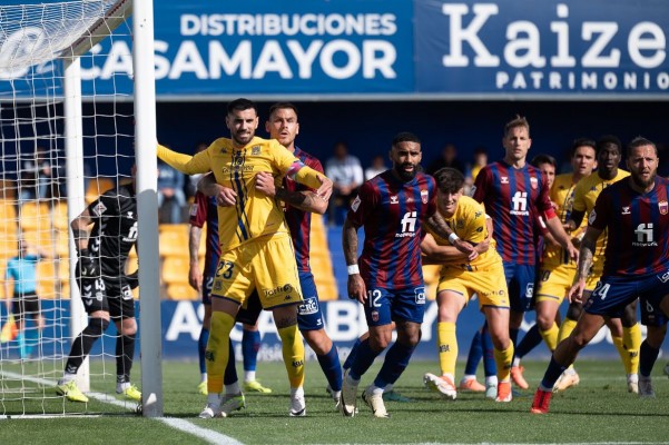 El Eldense coge aire en Alcorcón