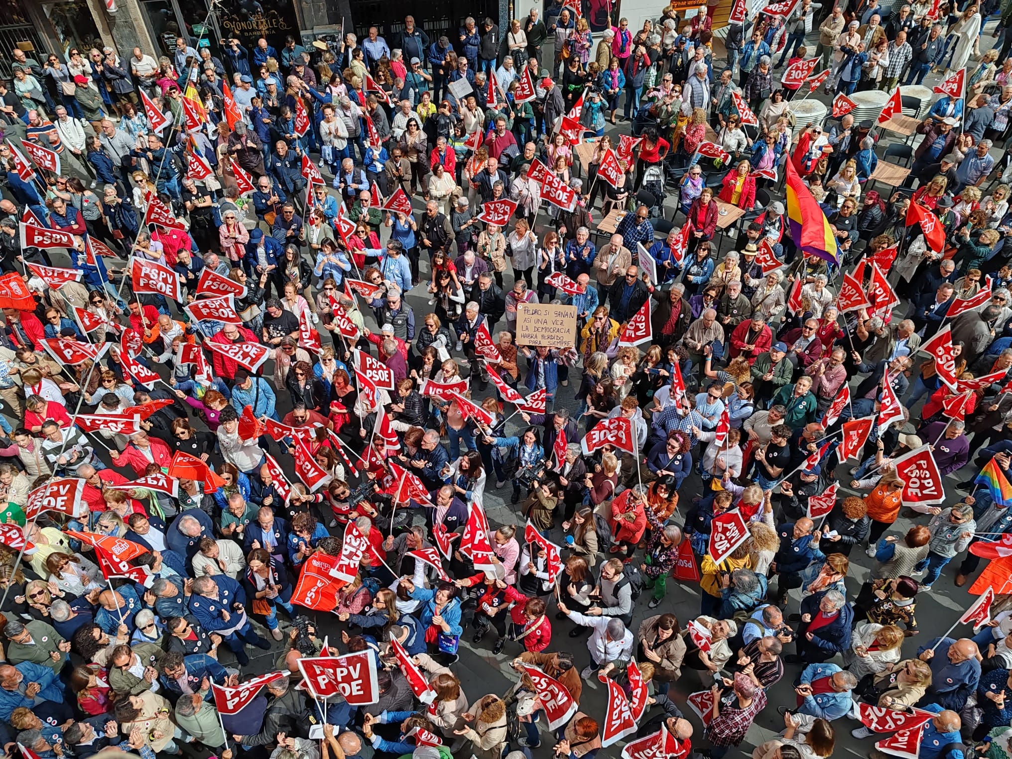 Militantes y simpatizantes socialistas piden a Sánchez en València que no se marche