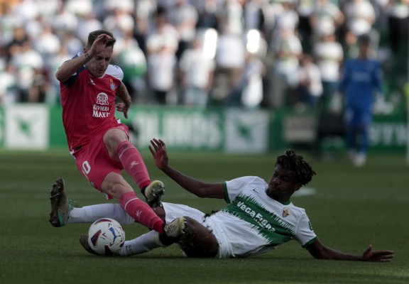 El Elche pierde para Santander a John por sanción y mantiene a cuatro apercibidos de suspensión

