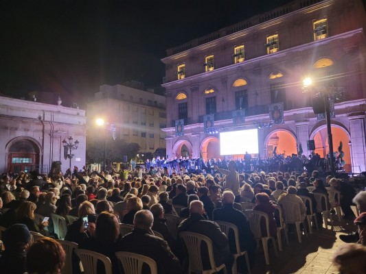 La Serenata a la Mare de Déu del Lledó llena de música y devoción la plaza Mayor de Castelló