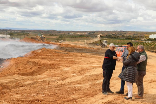 Bomberos prevén extinguir el incendio en planta de reciclaje de San Antonio en 