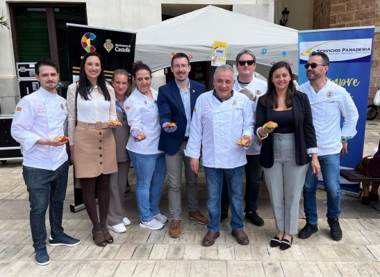 Castelló reparte 2.200 unidades de la Flor de Lledó en la plaza Mayor en honor a la Virgen de Lidón
