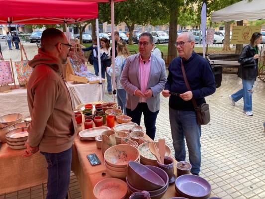 Cientos de castellonenses disfrutan con la primera Fiesta de la Artesanía en la plaza Río Albentosa