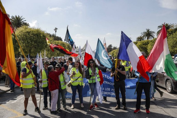 La plataforma 6F reclama en València con una decena de tractores soluciones para el campo

