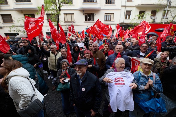 Simpatizantes del PSOE se concentran en Ferraz para trasladar su apoyo a Pedro Sánchez