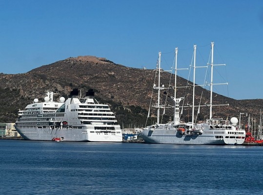 El Puerto de Cartagena recibe una triple escala de lujo que cierra la mejor semana en turismo de cruceros de abril, con 26 escalas y 27.000 pasajeros