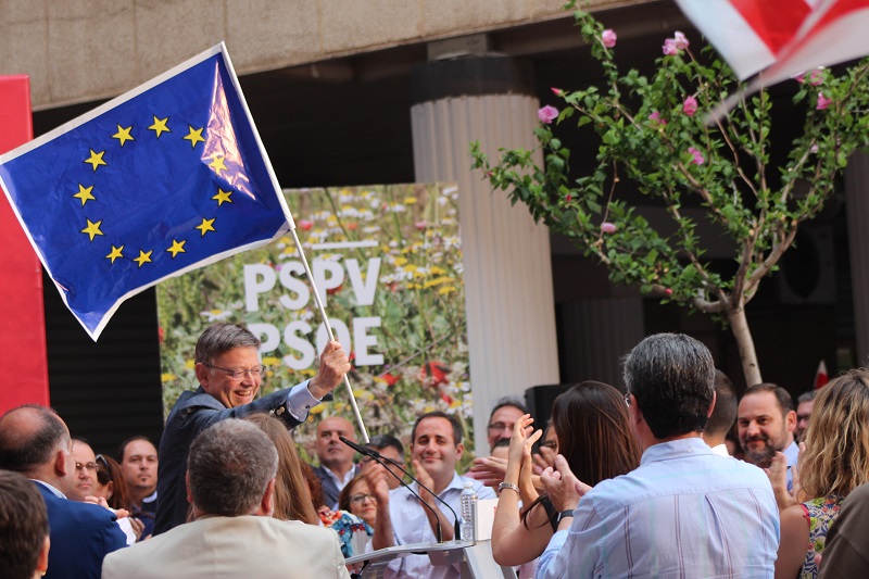 Ximo Puig agita la bandera europea en el acto de Mislata - 