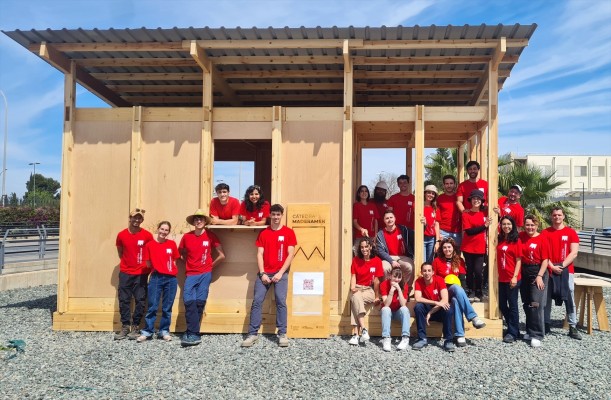 Estudiantes de la UPV construyen un prototipo de vivienda de madera para Guinea Ecuatorial