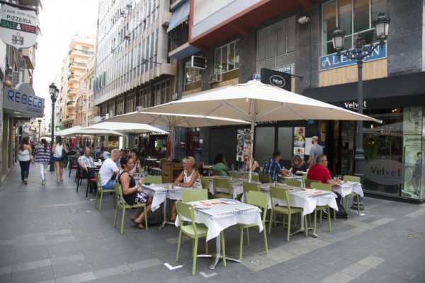 El bajón en servicios eleva el paro en Alicante en el primer trimestre: el empleo en industria sube