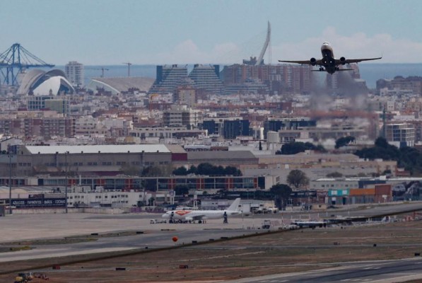 Podemos sostiene que ampliar los aeropuertos de Alicante-Elche y Valencia violaría las directivas europeas
