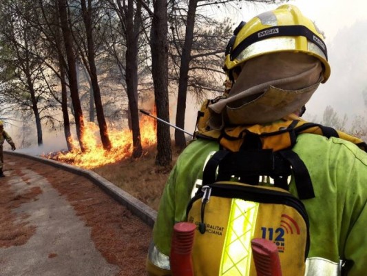 El incendio forestal de Riba-roja sigue activo y se incopora un medio aéreo