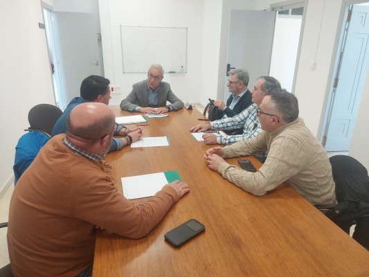 El Ayuntamiento aborda con el Gremio de Artistas Falleros medidas para 