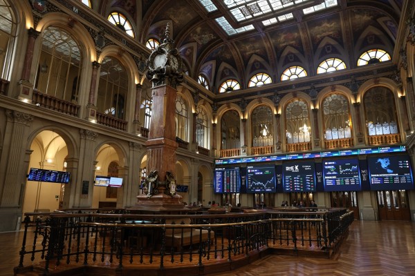 El Ibex 35 prácticamente ni se inmuta pese a la incertidumbre política en España