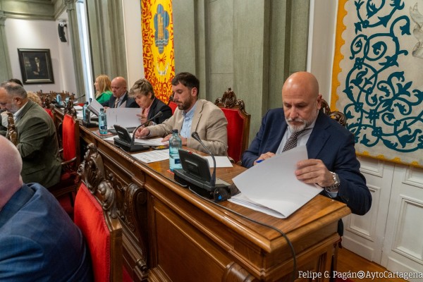 Al concejal de Vox, López Pretel, le falta un voto para mostrar, desde su asiento en Cartagena, la puerta de salida a Sánchez
