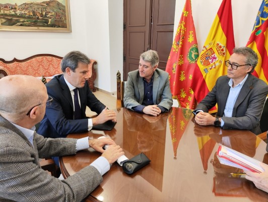 Orihuela firma un acuerdo para que el solar junto a la Iglesia de Santiago pase a ser municipal