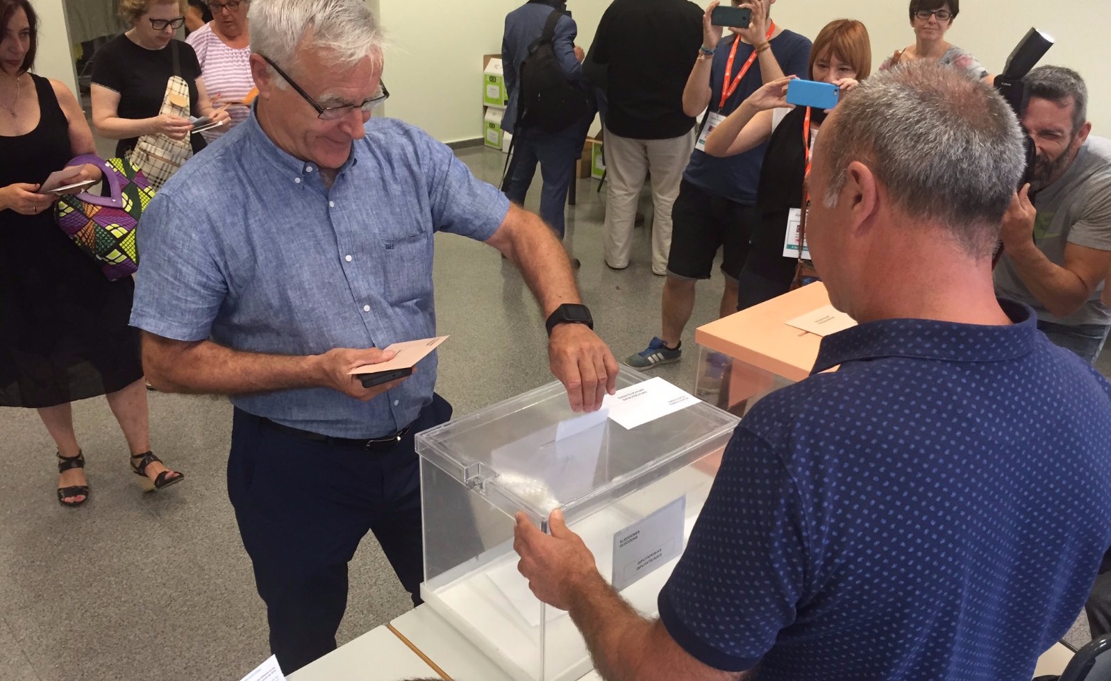 Joan Ribó y Juan Carlos Moragues, los políticos más madrugadores a la hora de votar en la Comunitat Valenciana