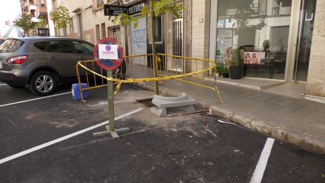 El Ayuntamiento de Elche inicia la plantación de árboles en la calle Marqués de Asprillas