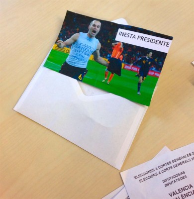 Una papeleta en Alaquàs pide el voto para Andrés Iniesta