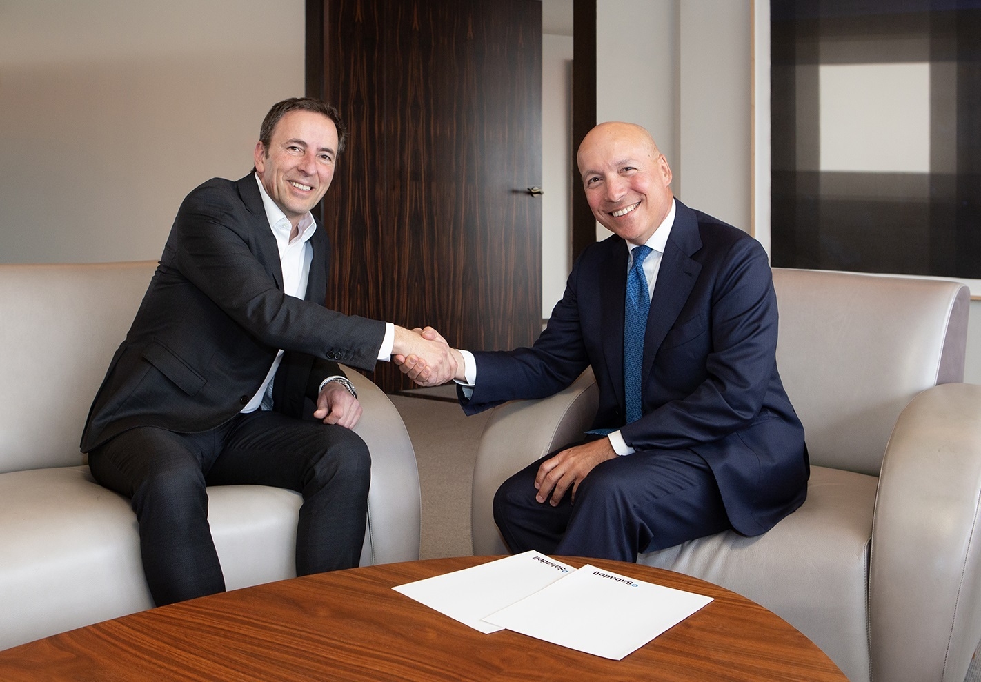 El director general de Banca de Empresas y Red de Banco Sabadell, Carlos Ventura, y el consejero delegado de Nexi, Paolo Bertoluzzo. Foto: CESAR NUNEZ/BANCO SABADELL - 