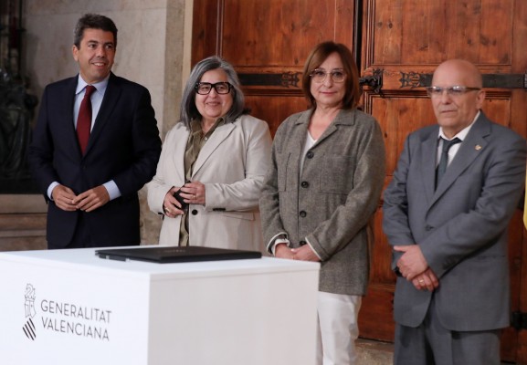 Carlos Mazón y los sindicatos firman negociar la jornada de 35 horas semanales y el teletrabajo
