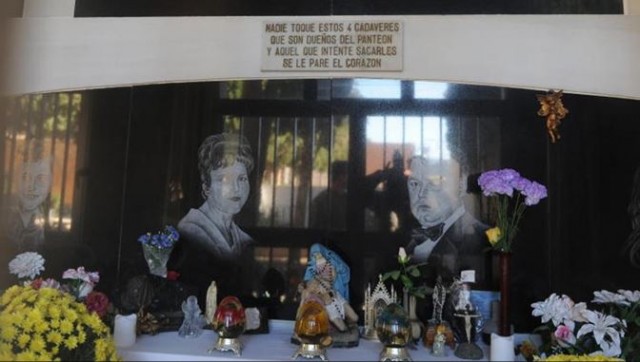 Nunca toques esta tumba... o te puede caer hasta la maldición de tener ladillas  