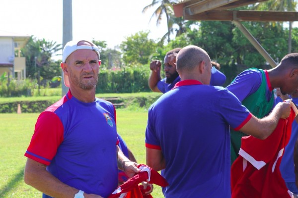 Higinio Camarasa arma en Guinea Ecuatorial una estructura de fútbol femenino con el apoyo de la primera dama