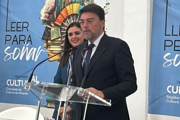 Barcala inaugura la Feria del Libro de Alicante, que reúne a un centenar de escritores

