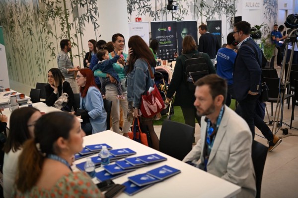 Cientos de jóvenes buscan su primer empleo en el Foro UNIVERSAE