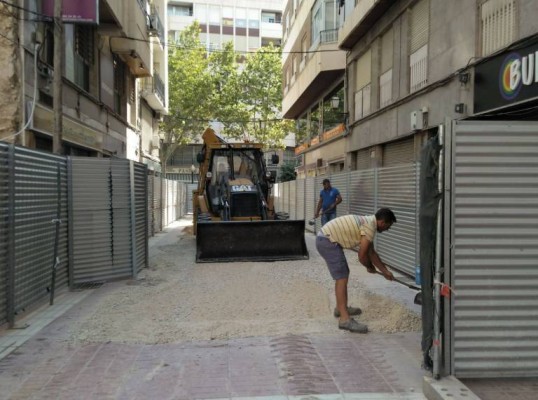 Vecinos y comerciantes de la calle Ànimes en Elche piden adecuar la calle por su deterioro