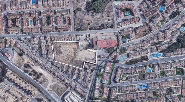 Una promotora pide convertir 13.350 metros de suelo deportivo a residencial en Orihuela Costa