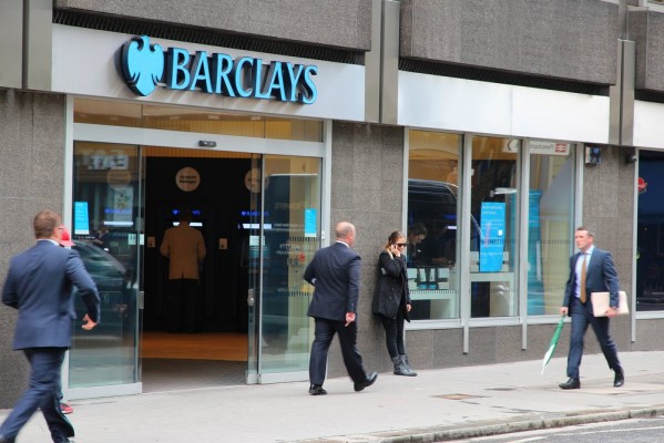 Barclays y RBS, suspendidas en la Bolsa de Londres ante el duro castigo que están recibiendo