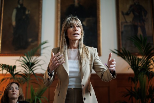 Un juez abre diligencias sobre la esposa de Sánchez tras una denuncia por presunto tráfico de influencias