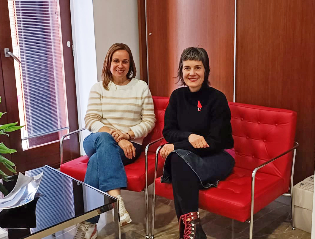 Meritxell Ballester (dcha.) junto a la alcaldesa de Xixona, Isabel López - 