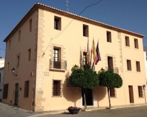 Denuncian que Benissa incumple una sentencia y mantiene a dos acosadores desde hace cinco años

