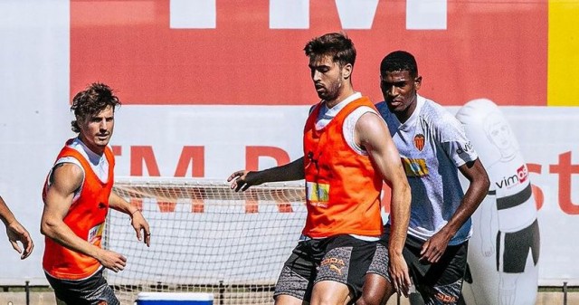 El Valencia vuelve 15 años después a un Montjuic en el que suma alegrías y penas
