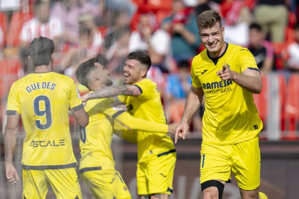 Sørloth cerró en Almería su mejor semana en el Villarreal: gol, paternidad y declaración de amor
